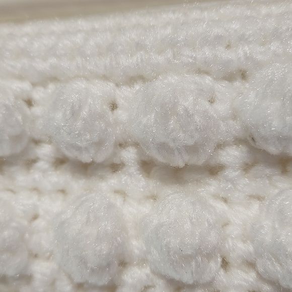 Beautiful crocheted white lined purse - new - Picture 5 of 6